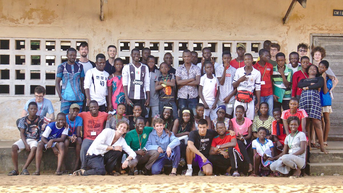 Étudiants et animateurs du MathCamp 2019 au Togo, qui s'est tenu à l’EPP Kokossè Kondji, Aneho Habitat, du 5 au 17 août 2019. Photo : Dam-Bé Douti/Mouftahou Latif